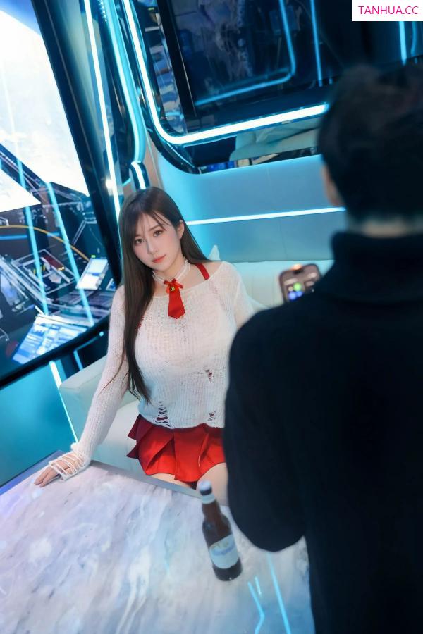   [XiuRen]高清写真图 2025.06.26 No.10470 小肉肉咪 红色短裙第13张图片